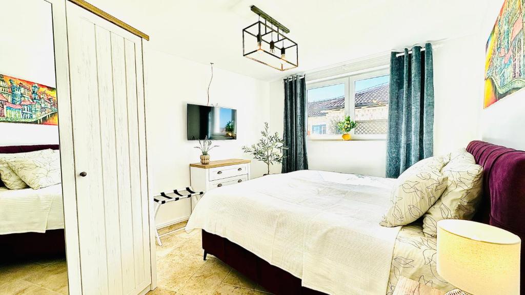 Bedroom with wardrobe, TV and mirror in Endless Summer